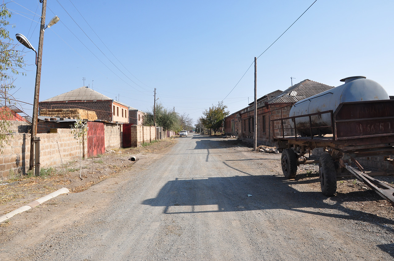 Street in the village of Noravan, Armavir province (2) - Foto Max Kuball